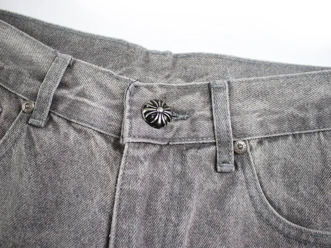 🅿️250 Style Number: D123 Chrome Hearts Matty Boy Sex Records Series Limited JJ Lin Gray and Leather High Street Jeans - CH jeans need to be washed and then disassembled and hand-stitched with sheepskin cross leather and then spliced ​​together to complete the process. The whole process is too complicated to explain. The texture can be seen in the hand, and it’s all about looking good. These are the most beautiful pants in Crow’s heart. They are made of beaded canvas fabric, and heavy washing makes the upper body of the fabric more textured, and the pants shape is tall and straight! The three-dimensional cutting of the whole trousers is a masterpiece! The hardware is customized by zp. The beaded canvas fabric is thick and soft after being washed. It has good breathability. Customized small leather label. Unique design. The details are simple and elegant, and the workmanship is exquisite. The whole trousers are neatly routed and the details are in place! It’s so cool that both men and women can easily control the trend of gender-neutral shorts!  Color: Gray with black Size: 28 30 32 34 36 Corresponding sizes s-xxl Available in seconds. Detailed sizes can be found in picture 9. Pants length: 107/108/109/110/111 Waist: 71/76/81/86/91 Sitting: 101/106/111/116/121